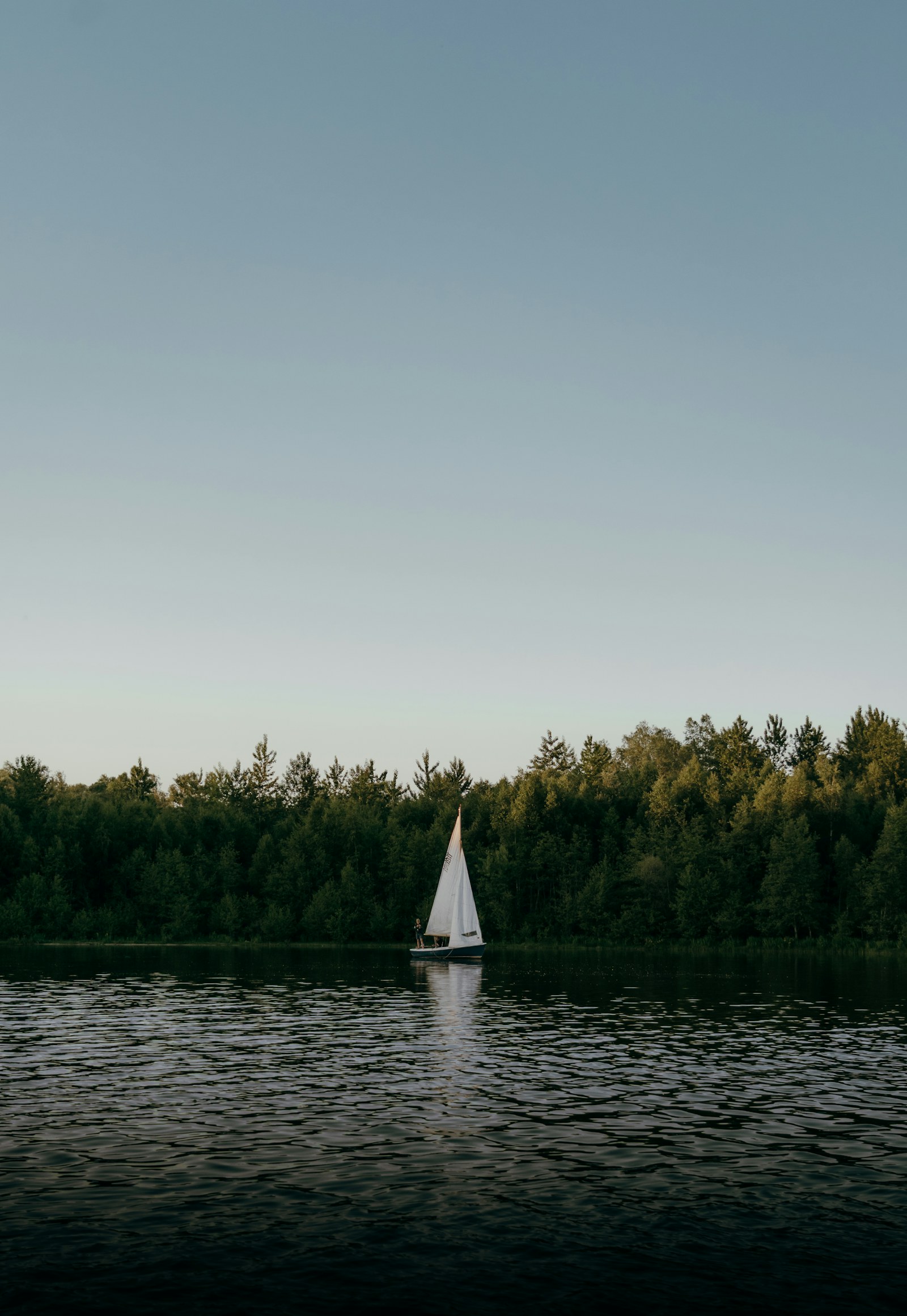 Segelboot auf einem See als Kontext für kamerabasierte Wasserrettung